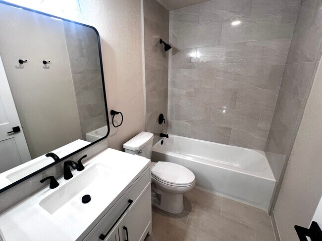 Building Photo - Beautifully remodeled 3-bedroom, 1.5-bath ...