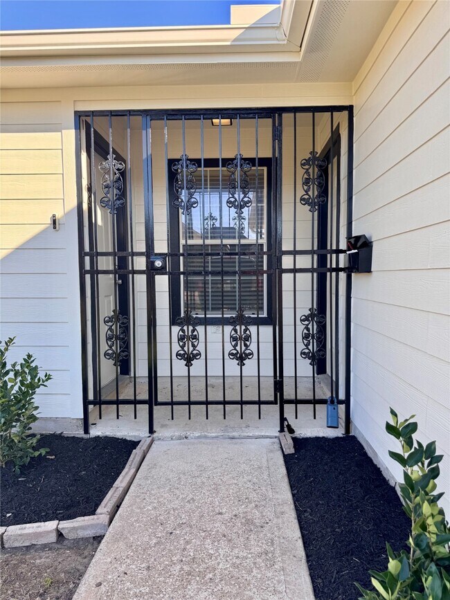 Building Photo - 8225 Gladstone St