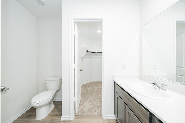 Building Photo - 2139 Thornton Dr