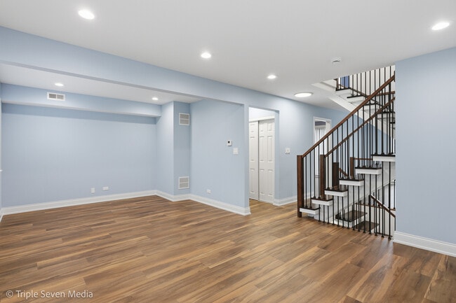 Building Photo - 777 E Golfview Dr