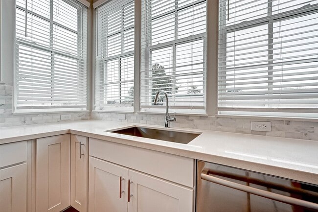 Building Photo - 2234 Lou Ellen Ln