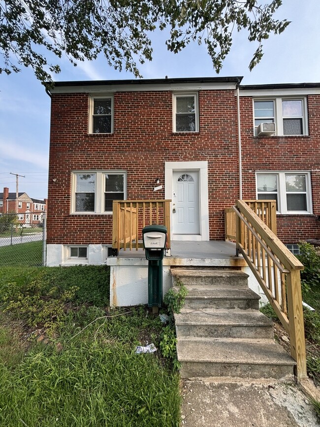 Building Photo - 3 bedroom townhome 21213