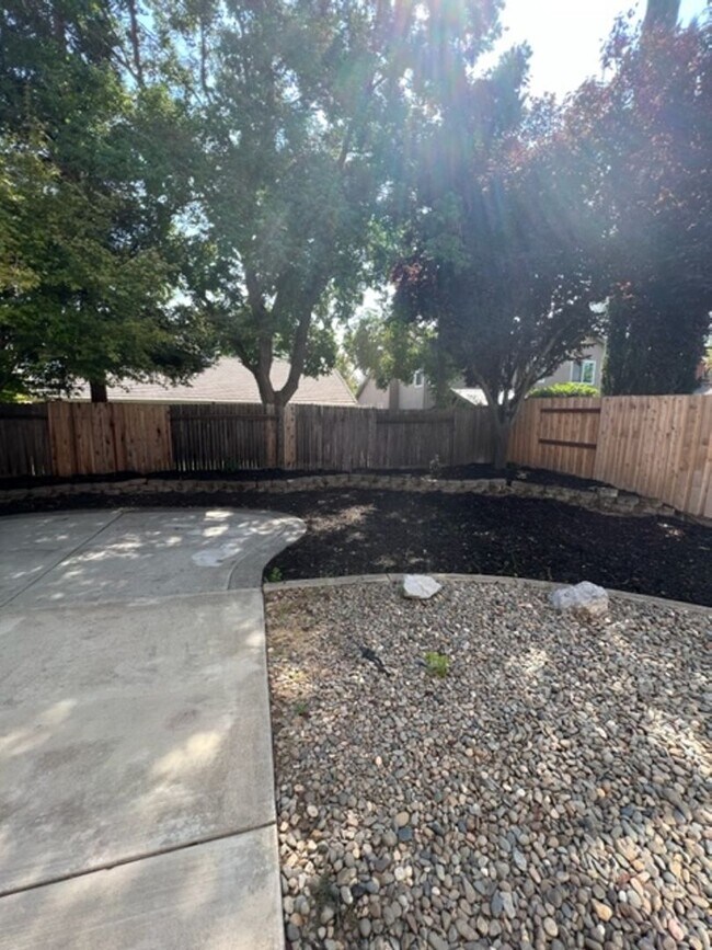 Building Photo - 4 Bedroom Home in the heart of Roseville! ...
