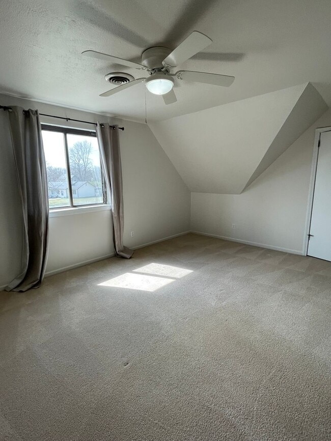 Building Photo - GREAT FAMILY HOME! FULLY FENCED YARD!