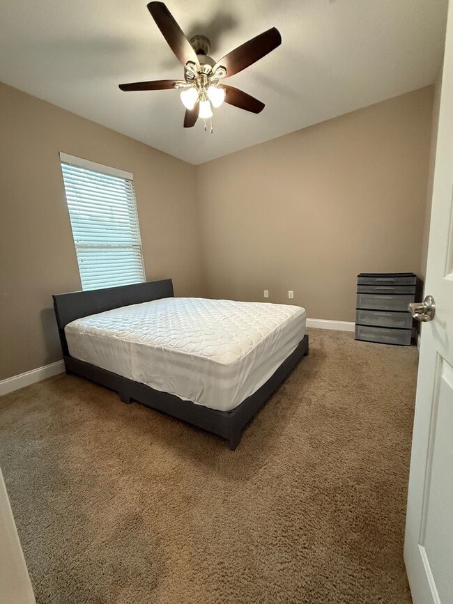 Building Photo - New Listing