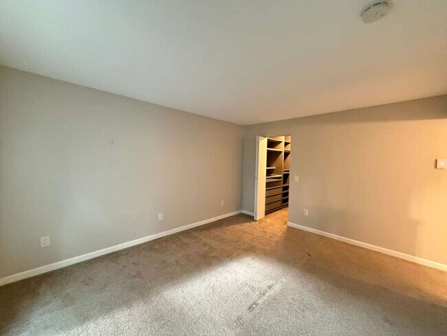 Building Photo - 3 Bedroom 2 Bathroom Plus Parking and Storage!