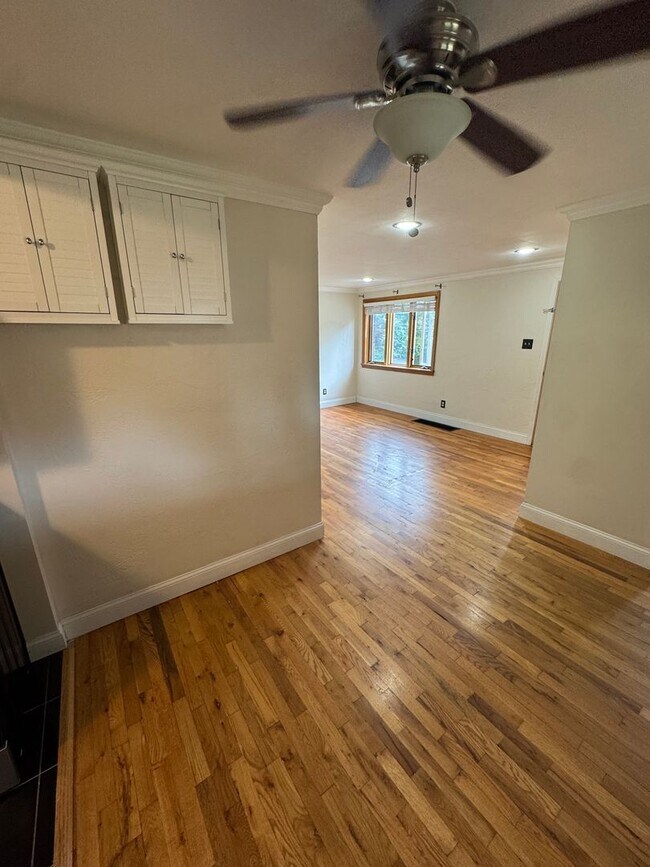 Building Photo - Coraopolis - 3 Bedroom, 1 Bath - Charming ...