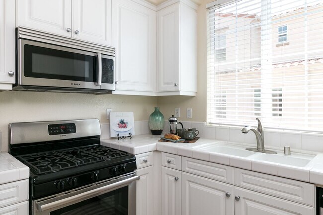 Building Photo - Old Town Camarillo 4 Bed 3 Bath