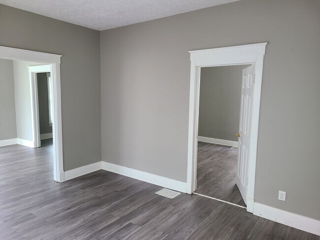 Building Photo - 2 bed 2 bath with bonus areas!