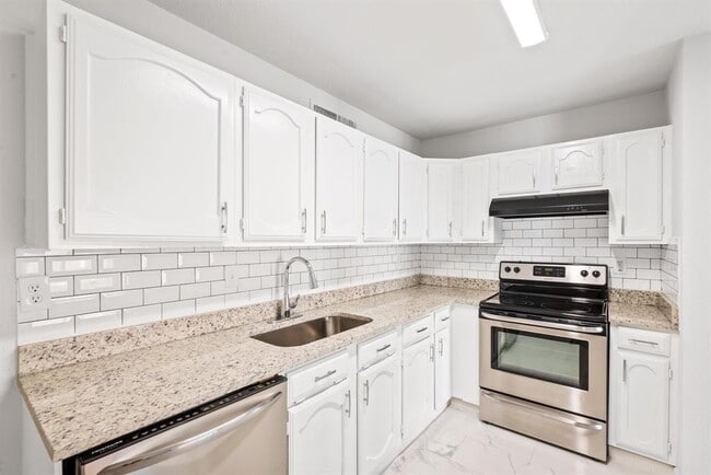 Building Photo - 2215 Overbrook Dr