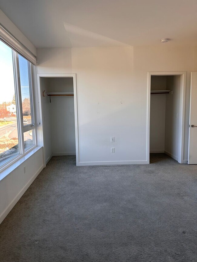 Building Photo - 3 Bedroom 3.5 Bath River Views - Walk to Old Mill