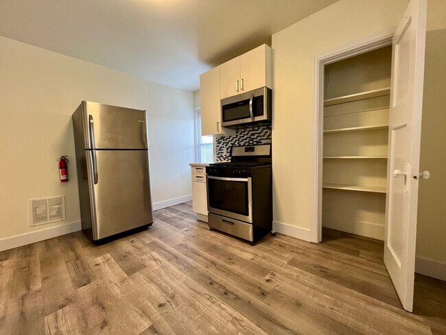 Building Photo - 3 / 4 Bedroom , 2 full Baths Apartment in ...