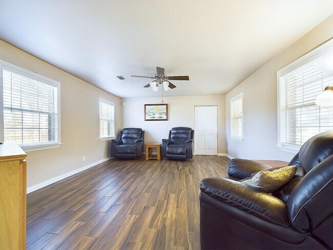 Building Photo - 2814 Balmorhea Ave