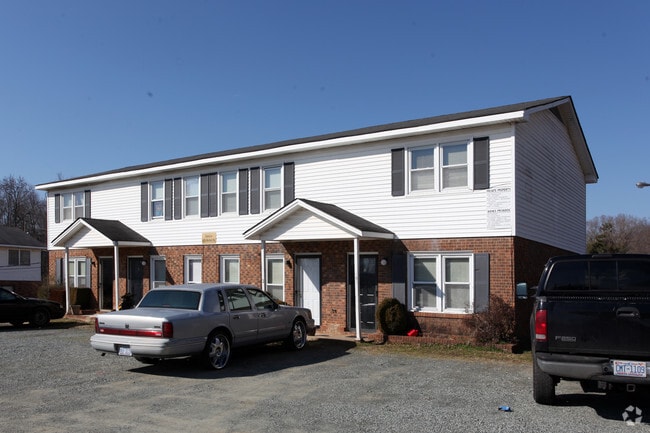 Primary Photo - Oakview Apartments