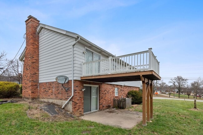 Building Photo - WESTWOOD - Spacious 3 bed 2.5 ba 2 car garage