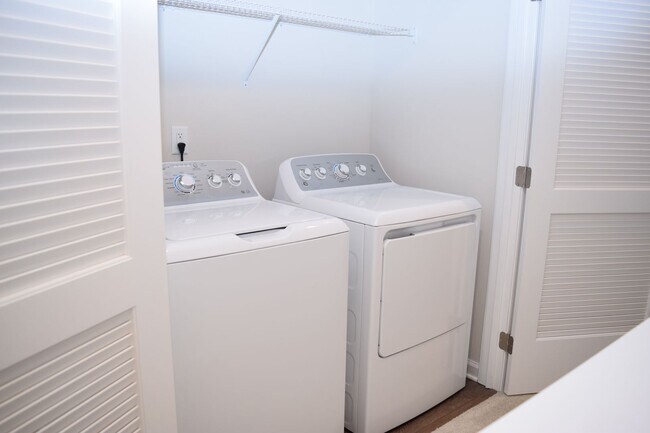 Building Photo - Modern 3-Bedroom Townhouse with Garage & P...