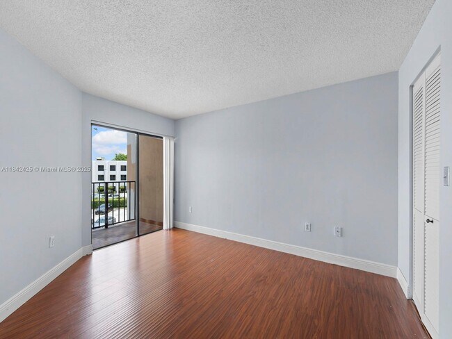 Building Photo - 1820 W 53rd St