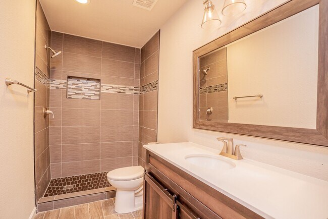Building Photo - Charming 3/BR 2/BA One-Story Home with Gar...