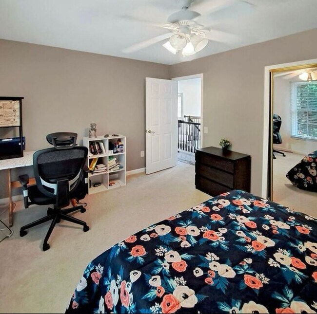 Building Photo - Amazing 5 BR/3.5 BA Single-Family Home in ...
