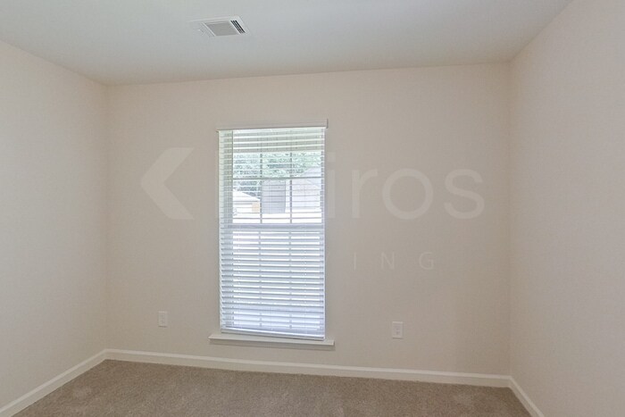 Building Photo - 111 Live Oak Dr