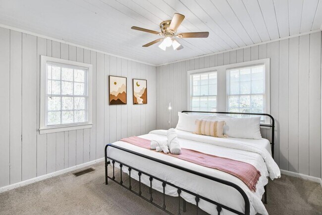 Building Photo - 250 Lake Dr