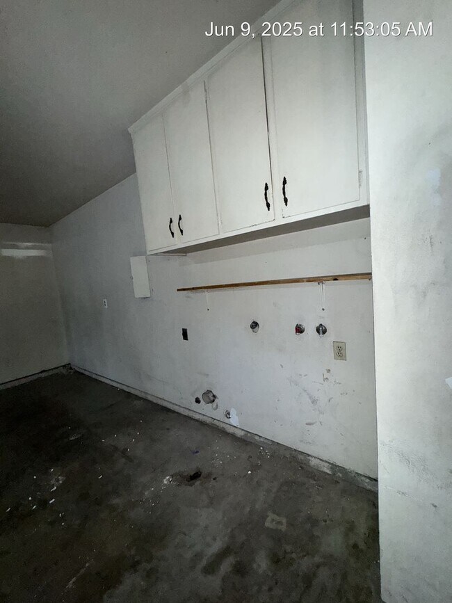 Building Photo - 4057