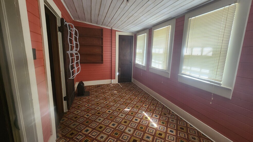 Building Photo - 176 Ramble St