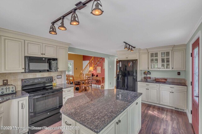 Building Photo - 37 Freehold Rd