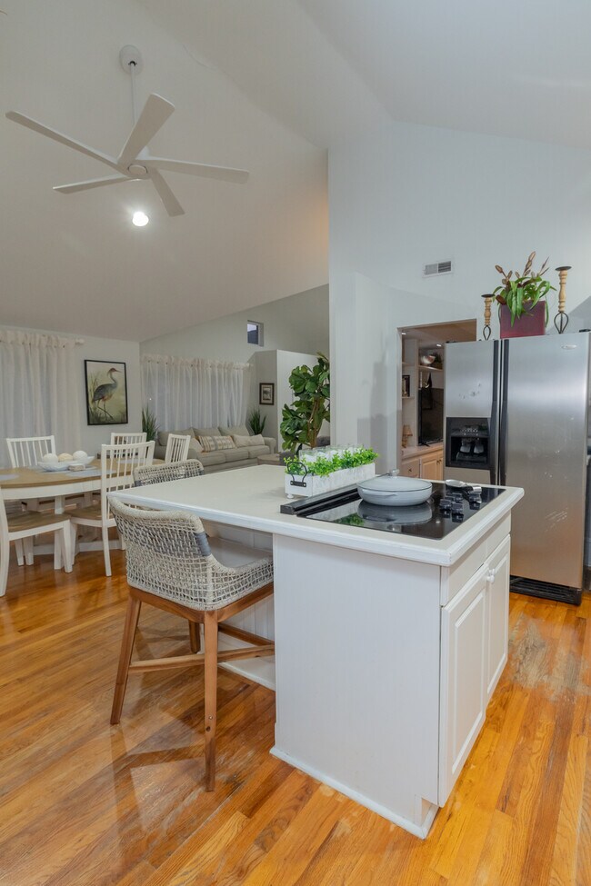 Building Photo - 944 Lakeview Dr