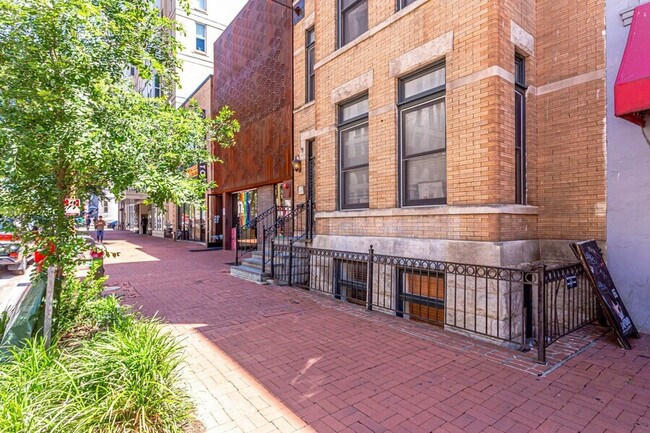 Building Photo - Boutique Two Bedroom Condo in Chinatown!