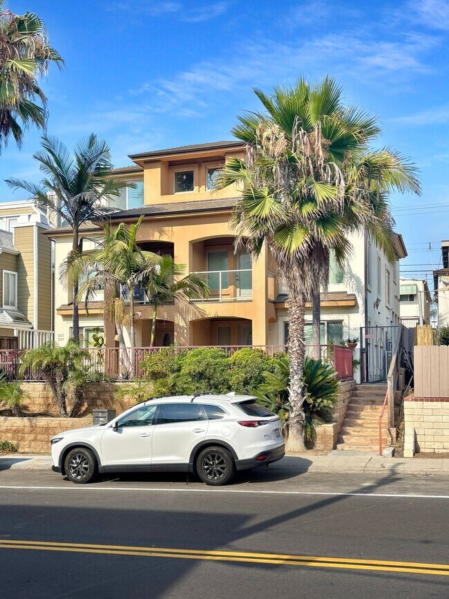 Primary Photo - Stunning 4BD/3.5BA Townhouse in Pacific Be...