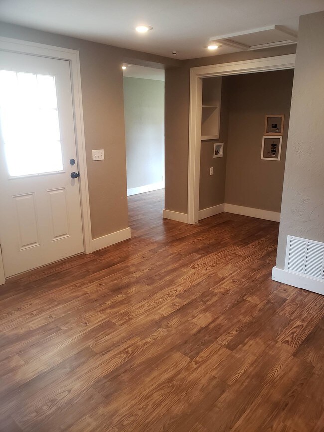 Building Photo - 105 S Barnes St