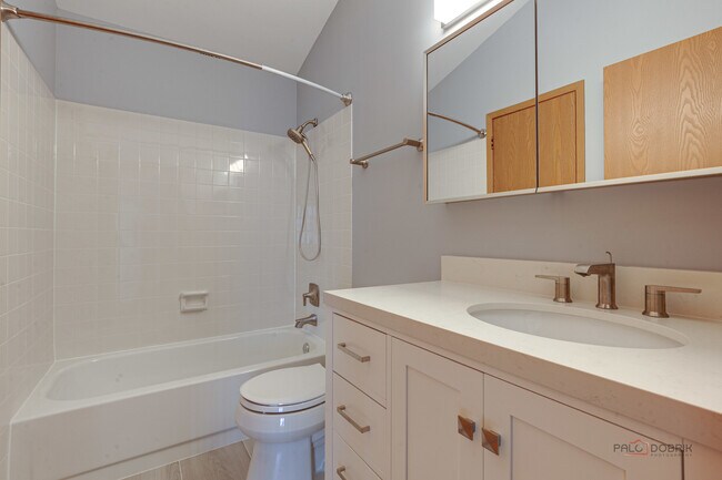 Building Photo - 614 Le Parc Cir
