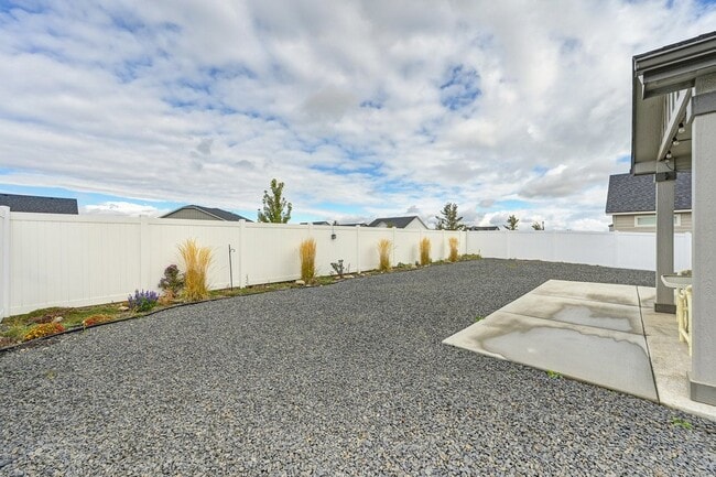 Building Photo - Bright 3-Bedroom Retreat with 2 Full Baths...