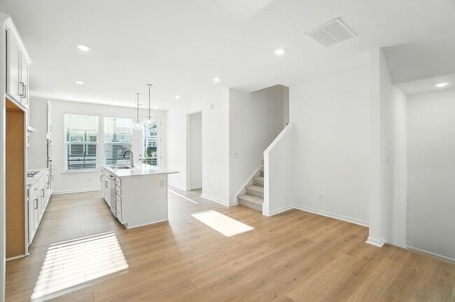 Building Photo - Brand-new three-story townhome in the Univ...