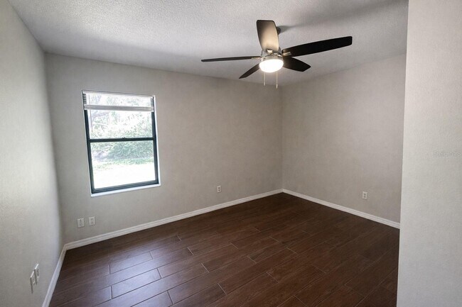 Building Photo - 9313 Palm Tree Dr