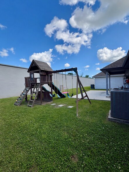 Building Photo - 1513 R. Esplanade