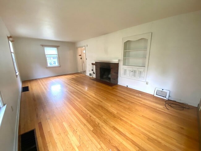 Building Photo - 5 bed 1.5 Bath Single Family Home! Near NDSU!