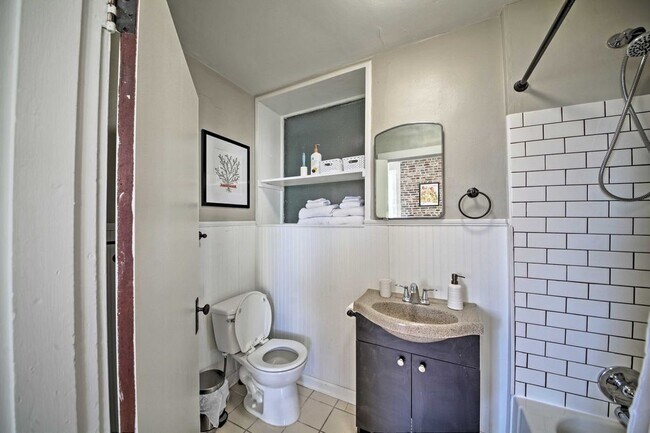 Building Photo - Surprisingly Spacious Apartment with ALL u...