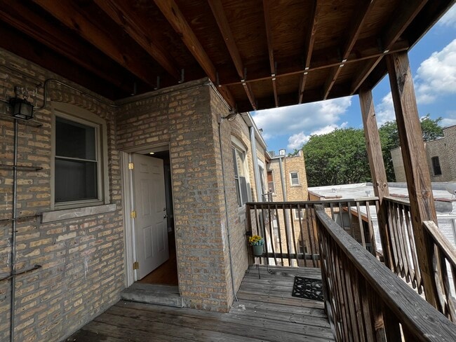 Building Photo - 2707 W Glenlake Ave