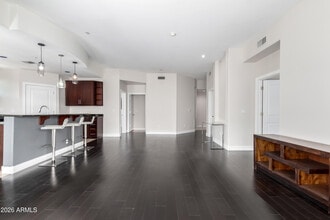 Building Photo - 945 E Playa Del Norte Dr