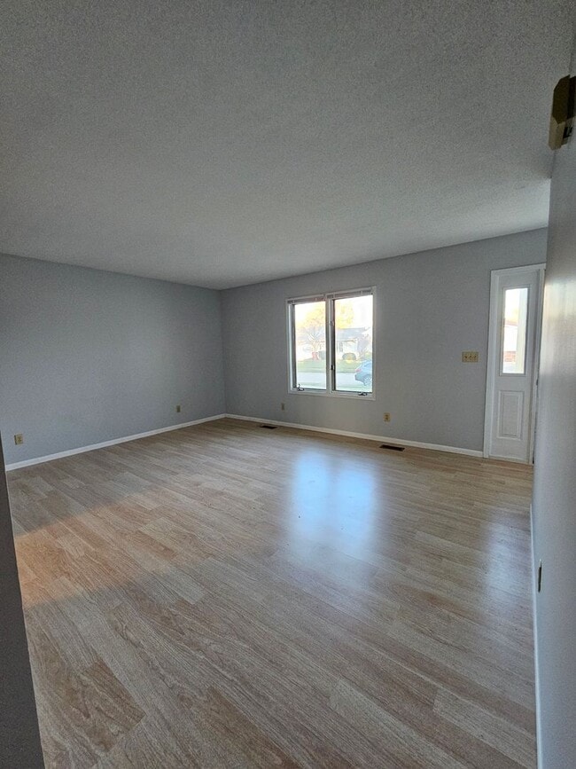 Building Photo - 2 bdrm off Mattis Ave