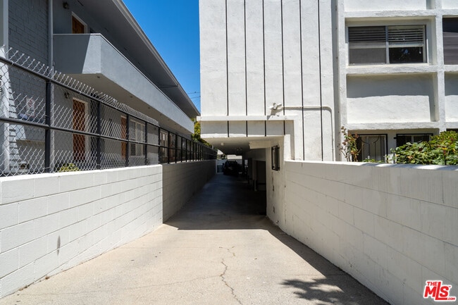 Building Photo - 220 S Gale Dr