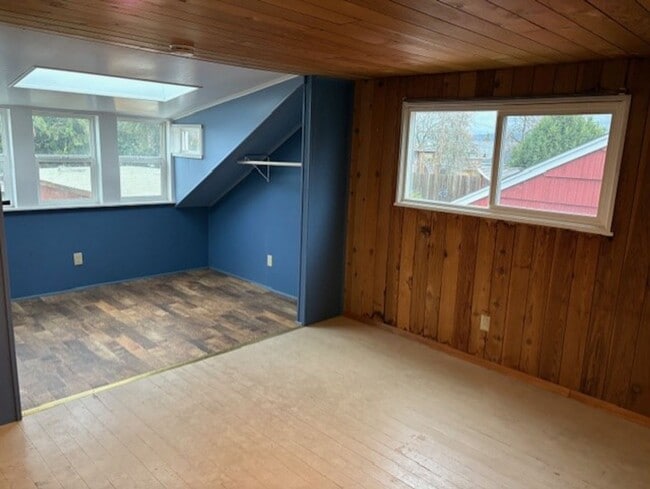 Building Photo - Charming home with large bedrooms