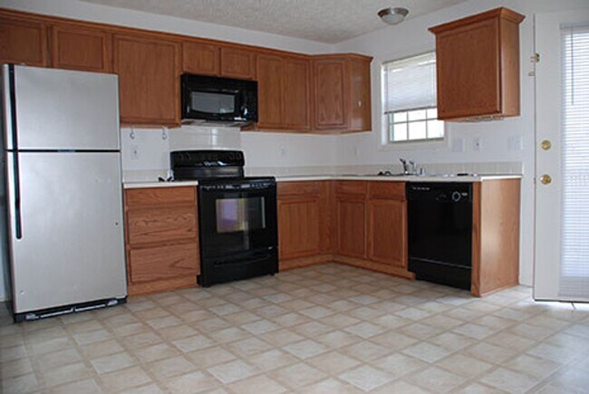 Building Photo - 3 bedroom/2 bath Home GREAT location!!! Available 9/1/2026!!