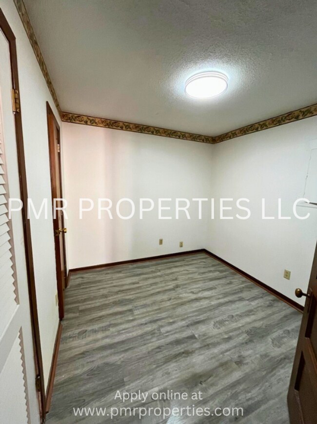 Building Photo - Red Oak Apartments