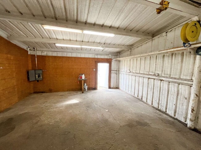 Building Photo - Adorable, Renovated 3/1 House with a Large Metal Shop