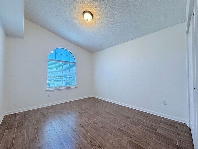 Building Photo - East El Paso 3bed/2bath Refrig A/C & Synthetic Lawn!