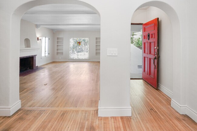 Building Photo - 1215 S Crescent Heights Blvd