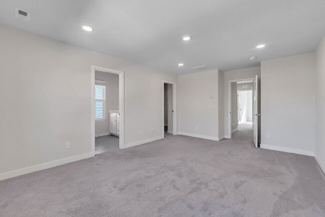 Building Photo - Beautiful 3 Bedroom, 2.5 Bathroom Townhome with 1-Car Garage $1,650/mo rent